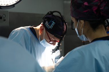 Cirujano realizando plastia en Mérida