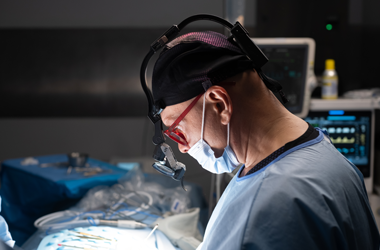 Cirujano operando una cirugía plástica en mérida