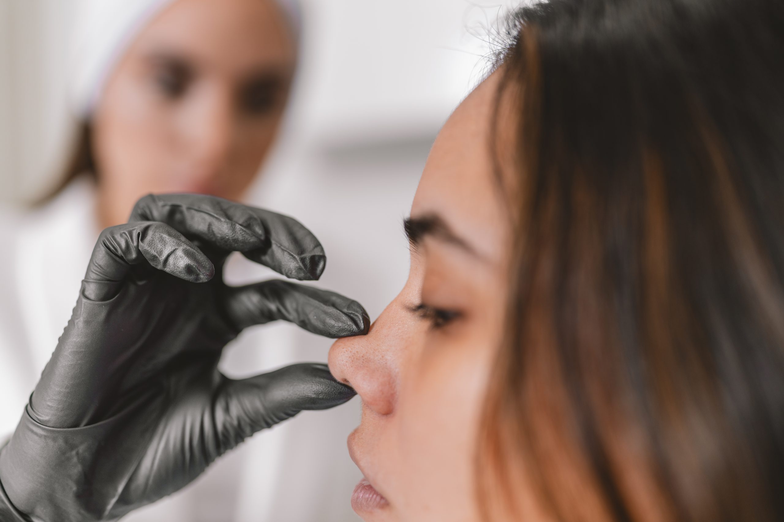 ¿Qué factores influyen en el precio de una rinoplastia?