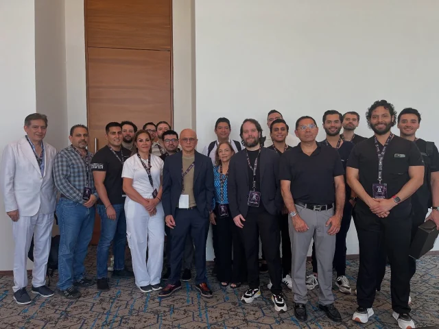 Resumen del primer día del Hands-On Training en Rinoplastia con el Dr. Manuel Fajardo
¡Gracias por este gran inicio! Comenzamos con el pie derecho esta nueva edición del Hands-On Training en Rinoplastia, y no podríamos estar más agradecidos por la energía y compromiso de todos los participantes.

Agradecemos especialmente a los doctores que forman parte de esta edición. Esperamos que vivan una experiencia enriquecedora, porque en este programa, cada detalle ha sido cuidadosamente pensado para ofrecer un aprendizaje profundo y práctico sobre esta hermosa cirugía: la rinoplastia.